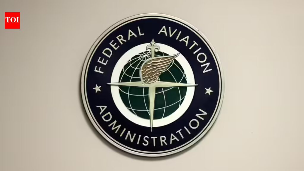 एफएए ने 'विशेष सुरक्षा कारणों' का हवाला देते हुए एल पासो हवाई अड्डे पर 10 दिनों के लिए सभी उड़ानें रोक दीं। 6 एफएए ने ‘विशेष सुरक्षा कारणों’ का हवाला देते हुए एल पासो हवाई अड्डे पर 10 दिनों के लिए सभी उड़ानें रोक दीं।