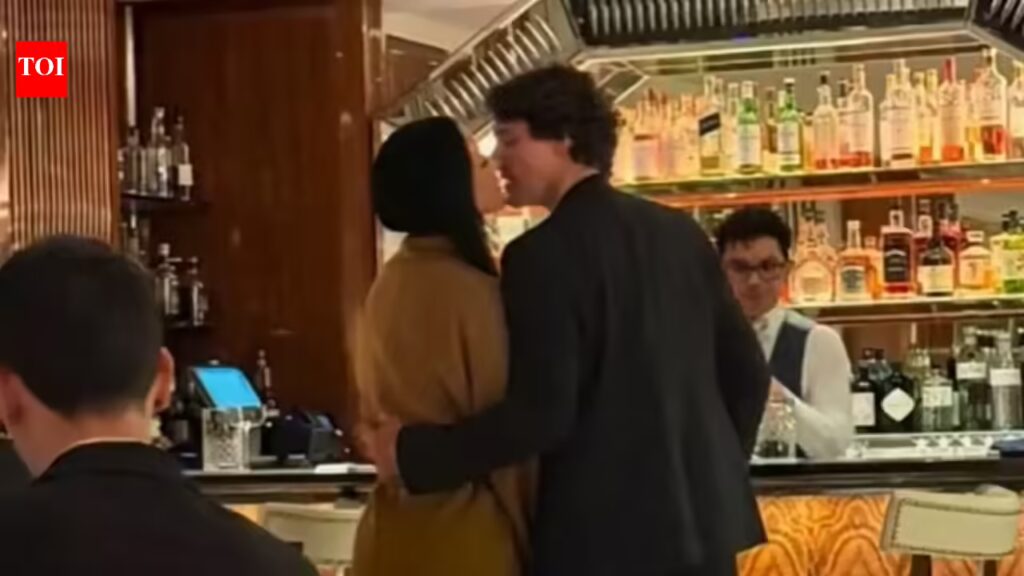 कैटी पेरी और जस्टिन ट्रूडो एक जोड़े के रूप में पहले वेलेंटाइन डे समारोह पर पीडीए पर पैक हुए – देखें |