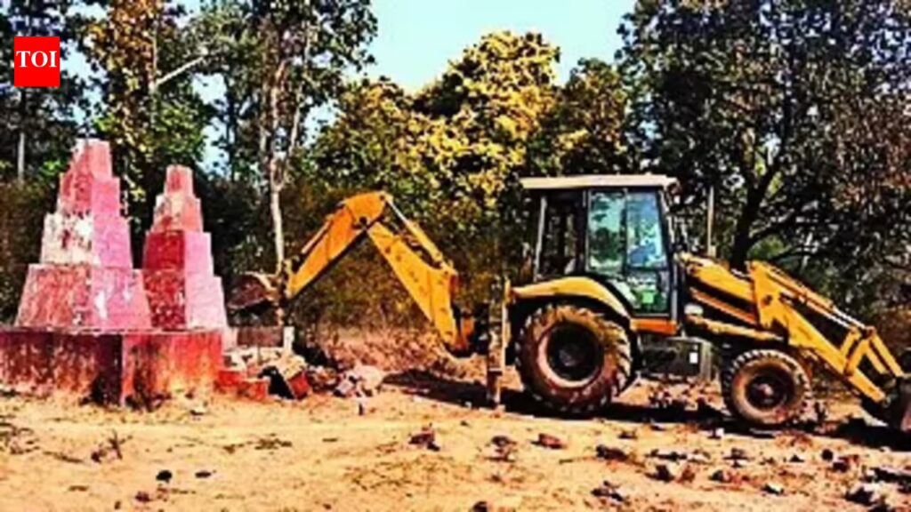 लालों के खिलाफ अपने युद्ध में, सीआरपीएफ अब माओवादी 'स्मारकों' को मिटा रहा है। 4 लालों के खिलाफ अपने युद्ध में, सीआरपीएफ अब माओवादी ‘स्मारकों’ को मिटा रहा है।