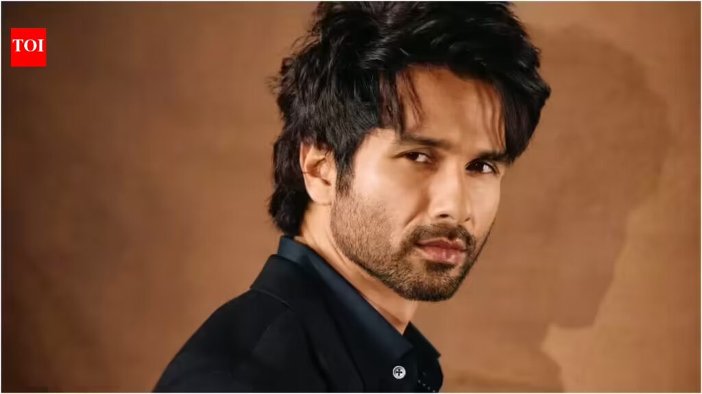 शाहिद कपूर ने 'कॉकटेल 2' के लिए 'सून' की घोषणा की, 'फर्जी 2' की समाप्ति के बाद छुट्टियों की योजना | हिंदी मूवी समाचार 4 शाहिद कपूर ने ‘कॉकटेल 2’ के लिए ‘सून’ की घोषणा की, ‘फर्जी 2’ की समाप्ति के बाद छुट्टियों की योजना | हिंदी मूवी समाचार