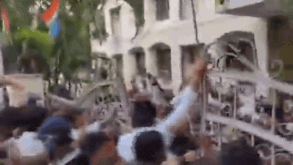 'शर्टलेस' विरोध विवाद: इंदौर में बीजेपी और कांग्रेस कार्यकर्ताओं के बीच झड़प, पथराव - देखें 2 ‘शर्टलेस’ विरोध विवाद: इंदौर में बीजेपी और कांग्रेस कार्यकर्ताओं के बीच झड़प, पथराव – देखें