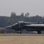 रनवे ओवरशूट के कारण तेजस विमान को नुकसान; IAF ग्राउंड्स बेड़ा