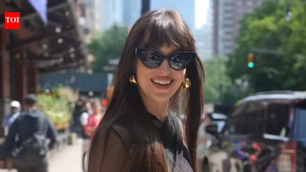 डकोटा जॉनसन, साओर्से रोनन, जेसी बकले ‘थ्री इन्सेस्टियस सिस्टर्स’ रूपांतरण में अभिनय करेंगे – हम सभी जानते हैं | अंग्रेजी मूवी समाचार