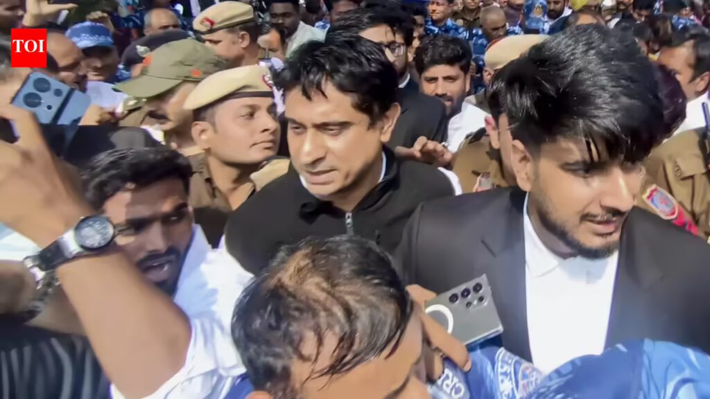 'शर्टलेस' विरोध विवाद: युवा कांग्रेस अध्यक्ष उदय भानु चिब को जमानत मिल गई 3 ‘शर्टलेस’ विरोध विवाद: युवा कांग्रेस अध्यक्ष उदय भानु चिब को जमानत मिल गई