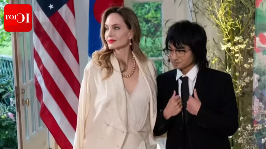 ब्रैड पिट के दोस्तों का दावा है कि बेटे मैडॉक्स जोली द्वारा ‘पिट’ उपनाम हटाने के बाद एंजेलिना जोली एक ‘अलग परिवार’ बसाने की कोशिश कर रही हैं। अंग्रेजी मूवी समाचार