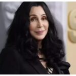 चेर के बेटे एलिजा ऑलमैन पर न्यू हैम्पशायर के निजी स्कूल में साधारण हमले और अतिक्रमण का आरोप लगाया गया |