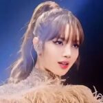 BLACKPINK स्टार लिसा ने अराजक सोशल मीडिया लाइव के दौरान नया एकल एल्बम छेड़ा, ब्लिंक्स को ओवरड्राइव में भेज दिया | के-पॉप फिल्म समाचार