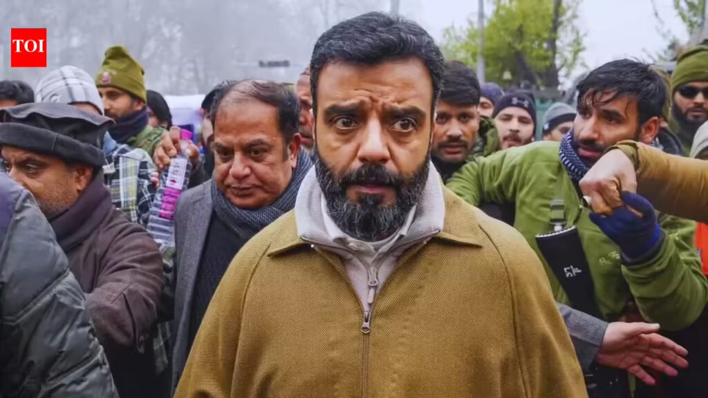 खामेनेई की हत्या से कश्मीर में तनाव: मेटा ने मीडिया पेजों को ब्लॉक किया, सांसद पर 'भ्रामक सामग्री' के लिए मामला दर्ज किया गया 1 खामेनेई की हत्या से कश्मीर में तनाव: मेटा ने मीडिया पेजों को ब्लॉक किया, सांसद पर ‘भ्रामक सामग्री’ के लिए मामला दर्ज किया गया