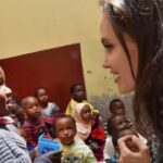 एंजेलीना जोली मानवतावादी कार्य: जब एंजेलीना जोली ने केन्या में शरणार्थी लड़कियों से मुलाकात की | अंग्रेजी मूवी समाचार