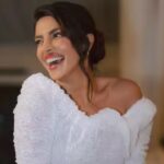 प्रियंका चोपड़ा कैब में फिर से अपनी नाभि छिदवाने को याद करती हैं: '90 के दशक में हम यही करते थे। 4 प्रियंका चोपड़ा कैब में फिर से अपनी नाभि छिदवाने को याद करती हैं: ’90 के दशक में हम यही करते थे।