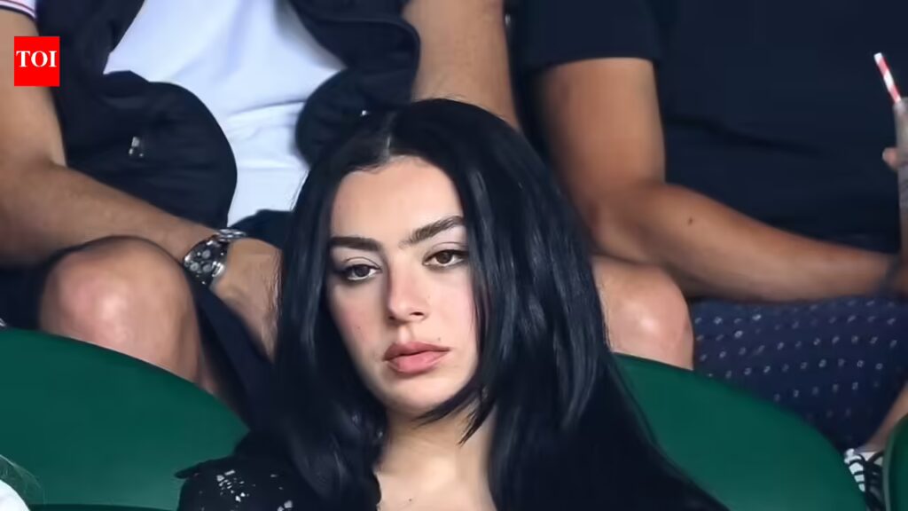 ब्रैट युग की सफलता के बाद चार्ली एक्ससीएक्स ने संगीत से हटकर अभिनय करने का संकेत दिया | अंग्रेजी मूवी समाचार 2 ब्रैट युग की सफलता के बाद चार्ली एक्ससीएक्स ने संगीत से हटकर अभिनय करने का संकेत दिया | अंग्रेजी मूवी समाचार