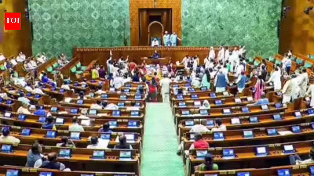 सीईसी को हटाने के लिए दोनों सदनों में नोटिस दायर किए गए हैं