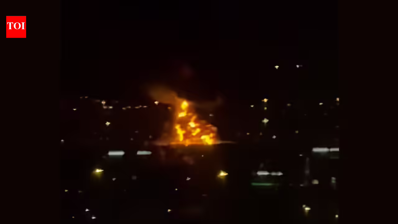 ड्रोन हमले के बाद दुबई हवाई अड्डे पर भीषण आग; उड़ानें निलंबित – देखें