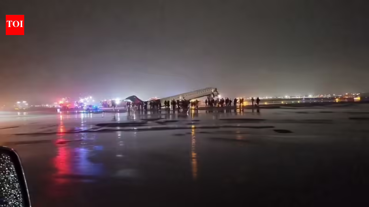 न्यूयॉर्क के लागार्डिया हवाई अड्डे पर एयर कनाडा एक्सप्रेस का एक विमान एक फायर ट्रक से टकरा गया