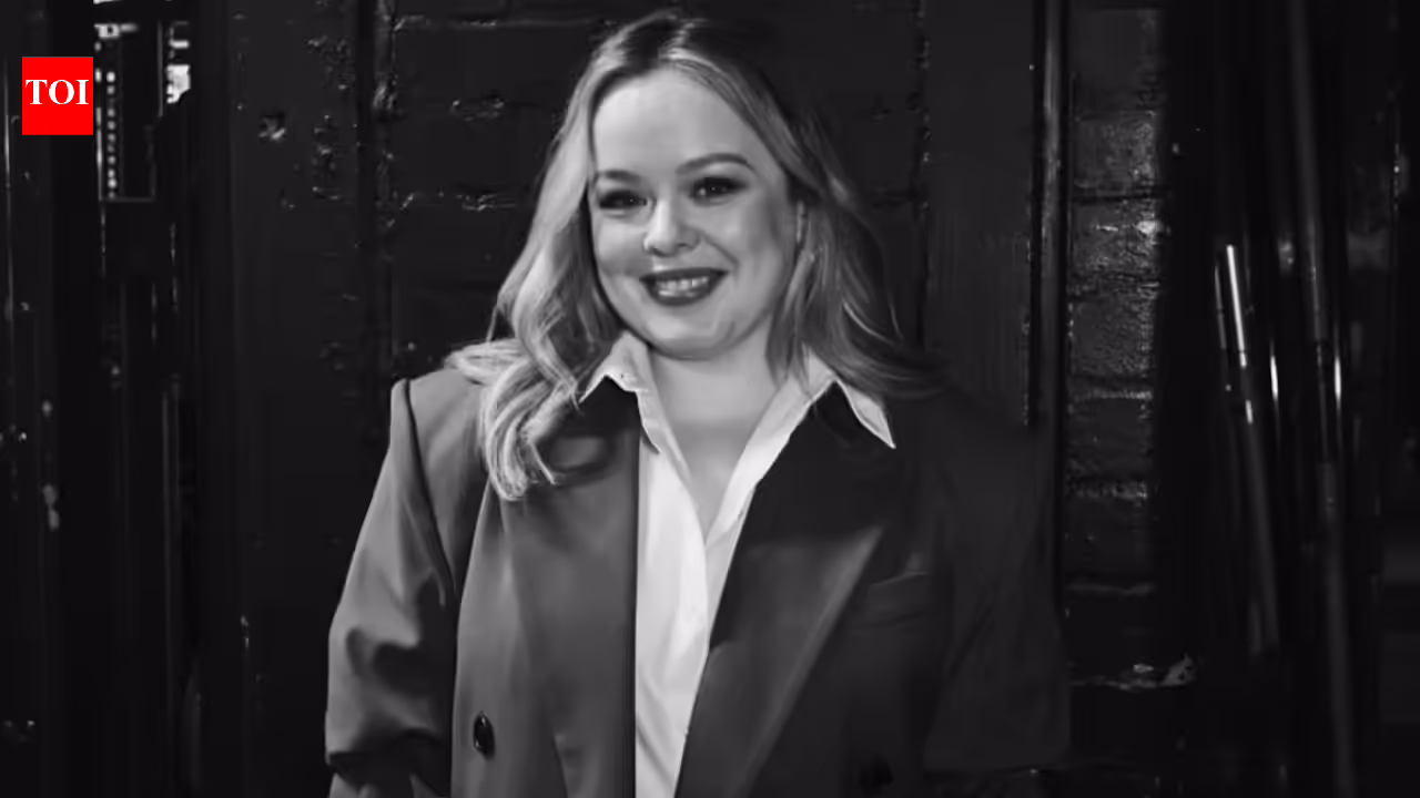 2026 में निकोला कफ़लान की कुल संपत्ति: ‘ब्रिजर्टन’ और ‘डेरी गर्ल्स’ स्टार आज कितनी अमीर हैं? |