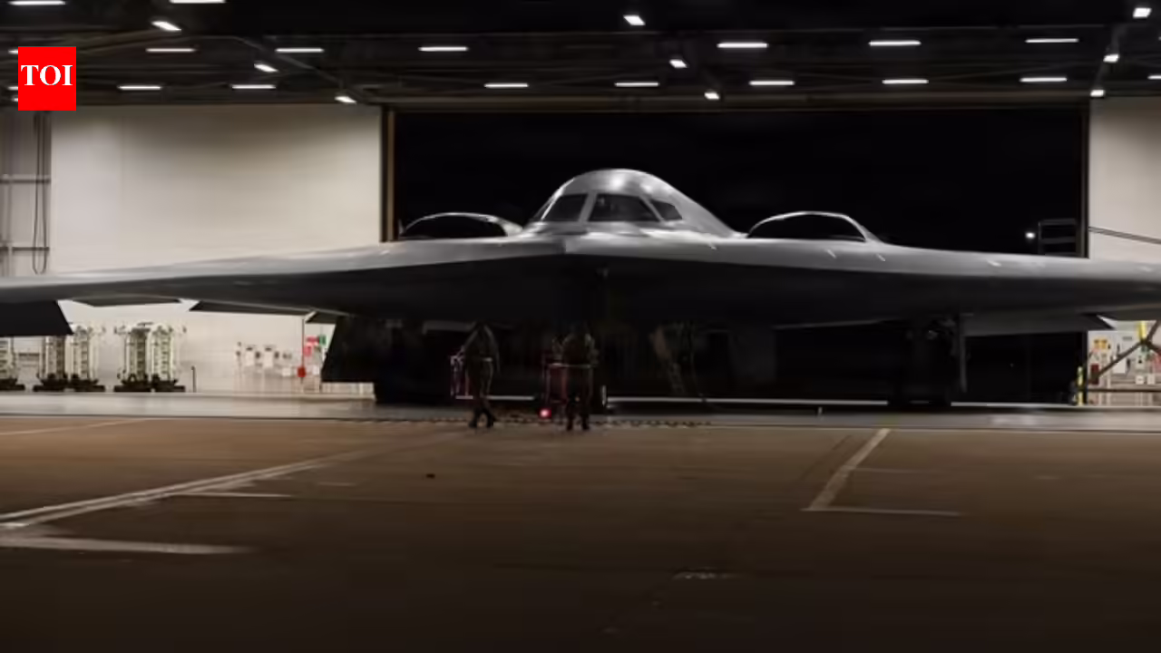 युद्ध की छाया में: कैसे अमेरिका की लंबी दूरी की 'बी-2 स्पिरिट' ईरान के अंदर गहराई तक हमला करती है 5 युद्ध की छाया में: कैसे अमेरिका की लंबी दूरी की ‘बी-2 स्पिरिट’ ईरान के अंदर गहराई तक हमला करती है