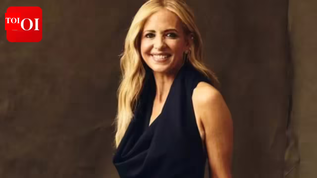 सारा मिशेल गेलर ‘रेडी ऑर नॉट 2: हियर आई कम’ के प्रचार के दौरान पेरिस होटल में आग लगने से बच गईं |