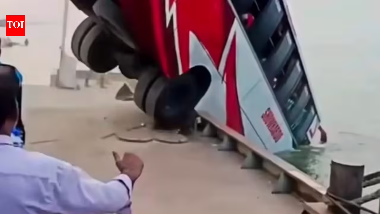 वीडियो: बांग्लादेश में पद्मा नदी में घाट से गिरी बस; 23 मौतें