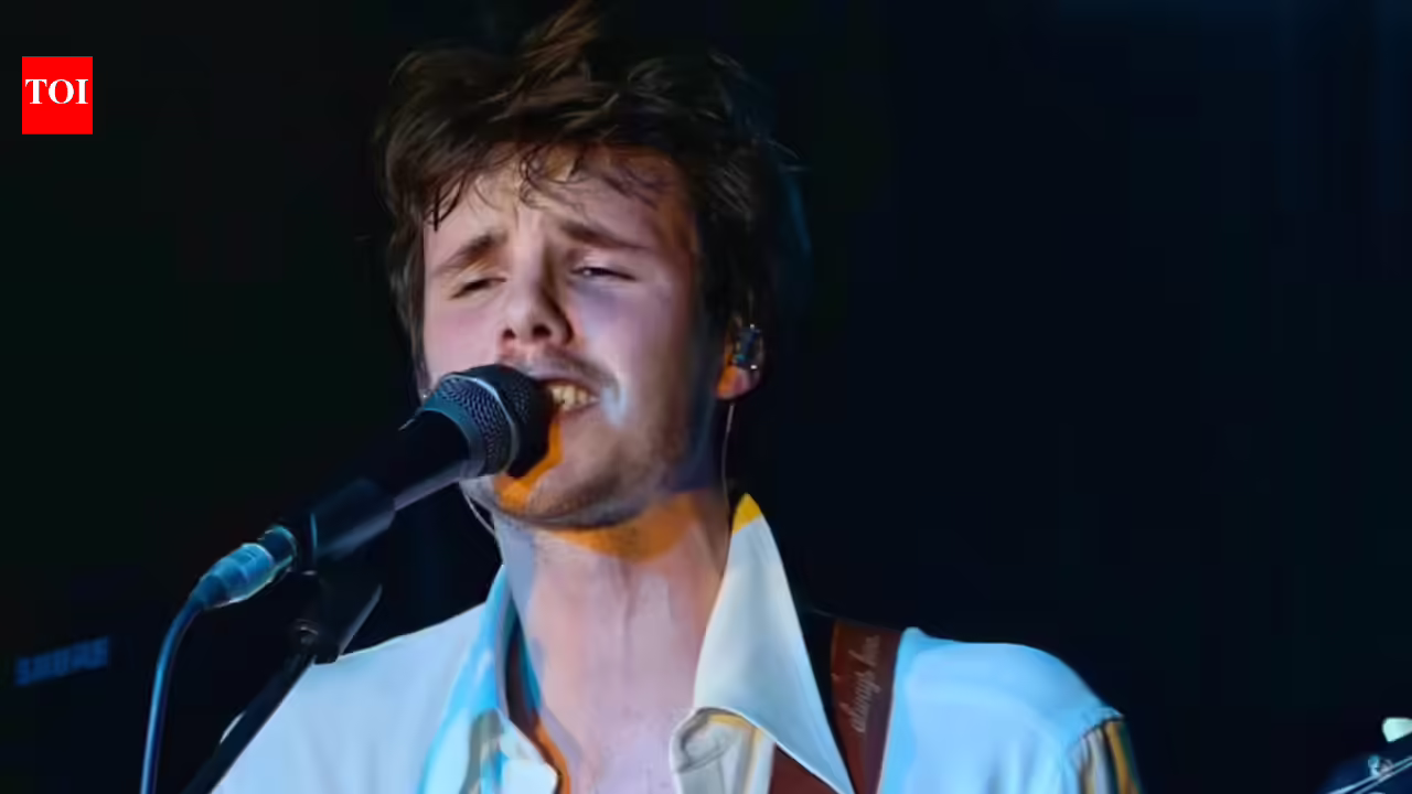 क्रूज़ बेकहम मंच पर ‘लोनलीएस्ट बॉय’ गाते हुए रो पड़े, गीत के बोल ब्रुकलिन और विक्टोरिया की ओर इशारा करते हैं: ‘माँ बहुत ज्यादा बात मत करो’ |