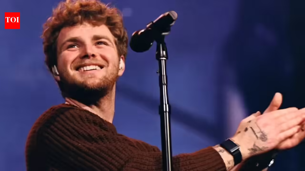 एलेक्स वॉरेन ने 2026 iHeartRadio म्यूजिक अवार्ड्स में वर्ष के कलाकार की जीत को दिवंगत माता-पिता को समर्पित किया: ‘मुझे पता है कि आप देख रहे हैं’ |