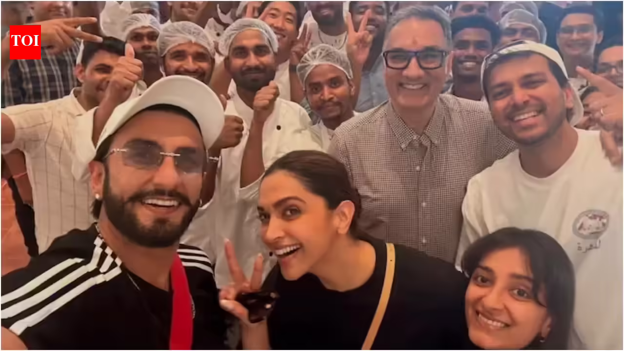 धुरंधर 2: 'धुरंधर 2' के सितारे रणवीर सिंह और दीपिका पादुकोण डोसा चोपाटी पर डेट पर, स्टाफ के साथ युगल पोज़- देखें तस्वीर | हिंदी मूवी समाचार 5 धुरंधर 2: ‘धुरंधर 2’ के सितारे रणवीर सिंह और दीपिका पादुकोण डोसा चोपाटी पर डेट पर, स्टाफ के साथ युगल पोज़- देखें तस्वीर | हिंदी मूवी समाचार