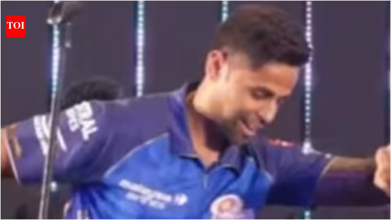 'धुरंधर': क्रिकेटर सूर्यकुमार यादव ने अक्षय खन्ना की वायरल 'FA9LA' चाल की आलोचना की | 2 ‘धुरंधर’: क्रिकेटर सूर्यकुमार यादव ने अक्षय खन्ना की वायरल ‘FA9LA’ चाल की आलोचना की |