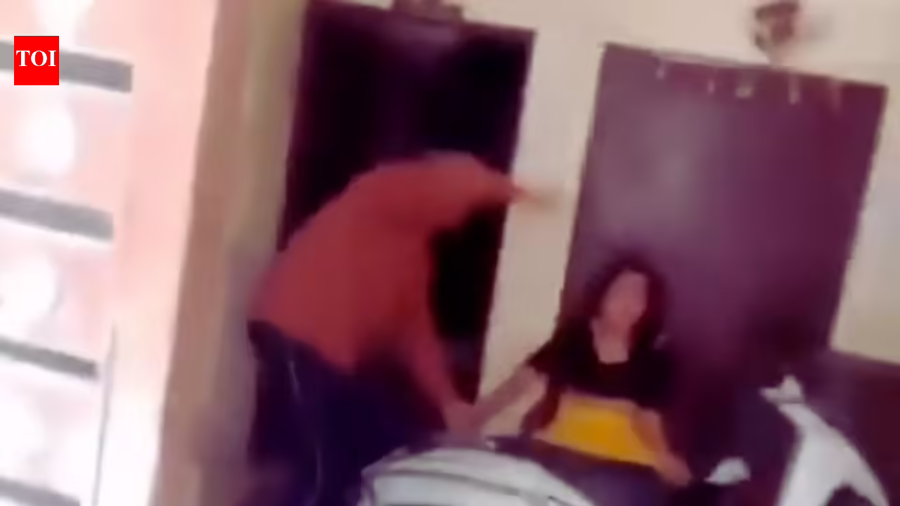 'वे मुझे मार डालेंगे': यूपी की महिला चिल्लाई क्योंकि ससुराल वालों ने दहेज की मांग को लेकर उस पर हमला किया 1 ‘वे मुझे मार डालेंगे’: यूपी की महिला चिल्लाई क्योंकि ससुराल वालों ने दहेज की मांग को लेकर उस पर हमला किया