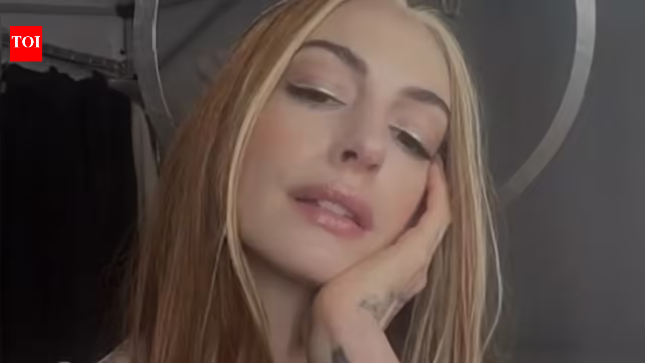 ऐनी हैथवे द्वारा आज का उद्धरण: ‘मैंने पूर्णता के साथ अपना संघर्ष बहुत पहले ही छोड़ दिया है… खुश रहो। अपने आप रहो, दिन लंबा है’ |