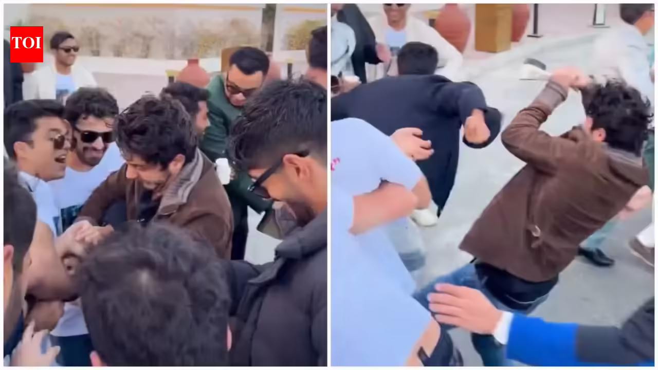 शाहरुख खान के बेटे आर्यन खान ने दोस्त की शादी में ‘जूता चोरी’ को छोटे युद्ध में बदल दिया; लगभग गिर जाता है लेकिन जूता गिराने से इंकार कर देता है |