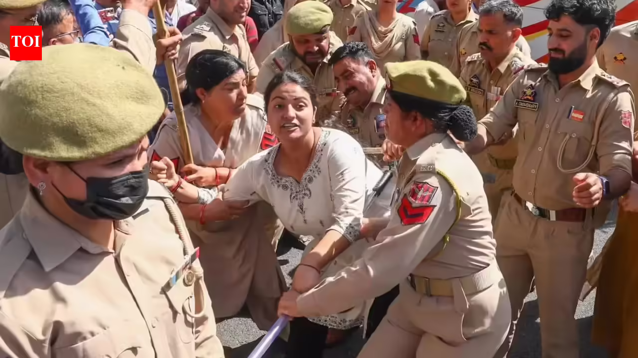 कश्मीर में छात्रों के विरोध प्रदर्शन को ‘भड़काने’ के आरोप में छह लोगों को पीएसए के तहत हिरासत में लिया गया
