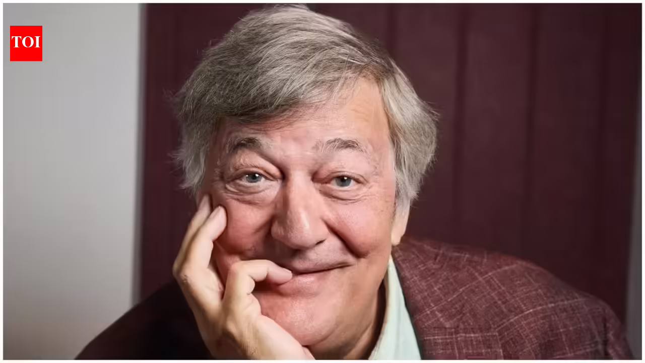 स्टीफन फ्राई उद्धरण: स्टीफन फ्राई द्वारा आज का उद्धरण: ‘बगीचे के प्रत्येक पेड़ के प्रत्येक फल को कम से कम एक बार चखें। सृजन का पूर्ण अनुभव न कर पाना उसका अपमान है’ |