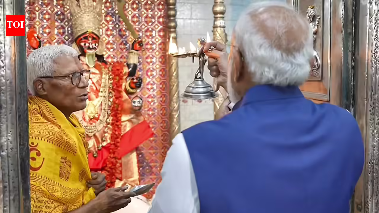 पश्चिम बंगाल चुनाव: मोदी ने काली मंदिर में पूजा-अर्चना कर टीएमसी के शाकाहारी दावे का खंडन किया