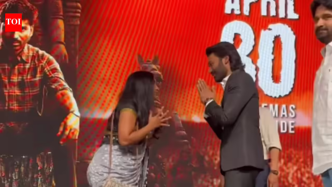 धनुष: ‘कारा’ इवेंट में महिला प्रशंसक ने धनुष के सामने टेके घुटने; ‘मशहूर हस्तियों की पूजा न करें,’ नेटिजनों की प्रतिक्रिया तमिल मूवी न्यूज़