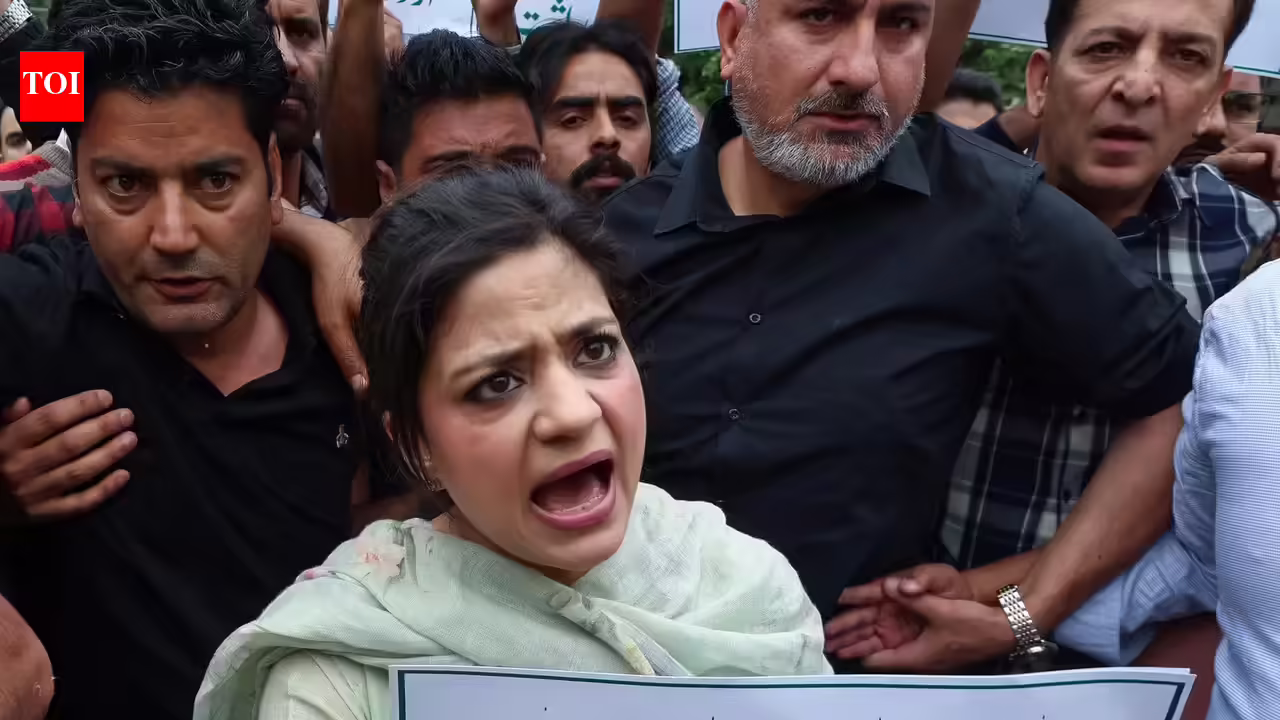 इल्तिजा मुफ्ती ने नौकरी भर्ती पात्रता नियमों से उर्दू को हटाने का विरोध किया, एनसी सरकार की आलोचना की।