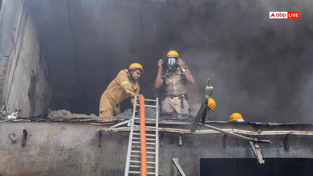 लखनऊ अग्निकांड: शीशे पर पत्थर फेंके और दीवारें तोड़ीं, इस हालत में निकाले गए शव, डरा देंगी ये Photos
