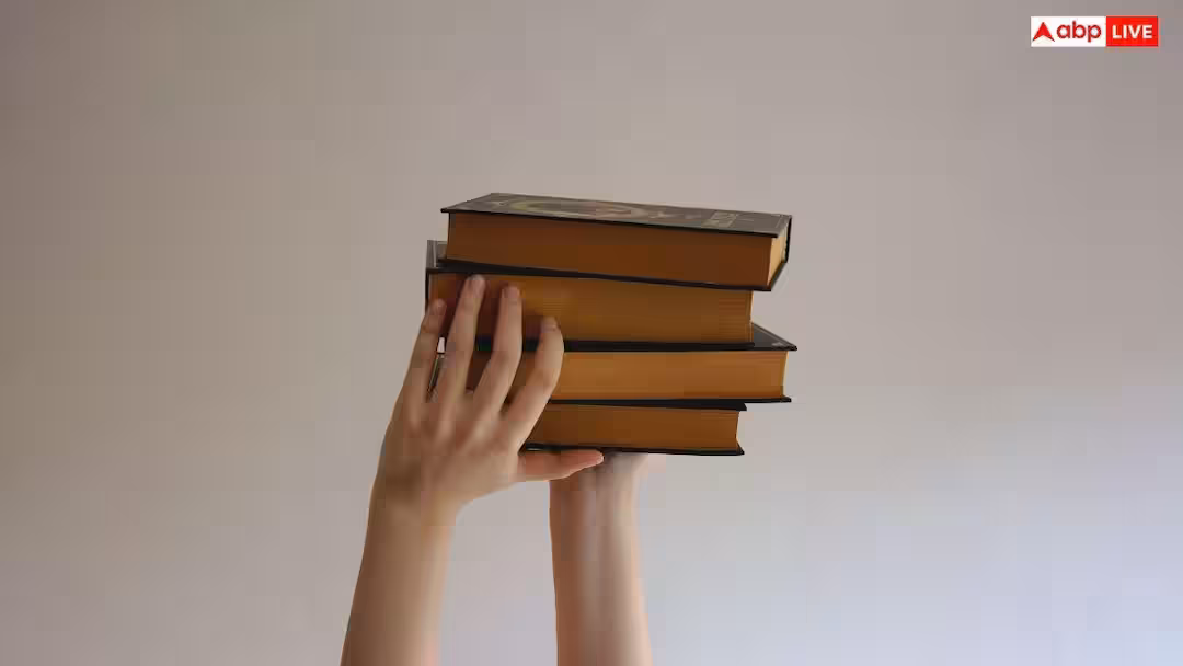 First Book: दुनिया में पहली किताब किसने और कब छापी थी, जानें क्या है किताबों का इतिहास?