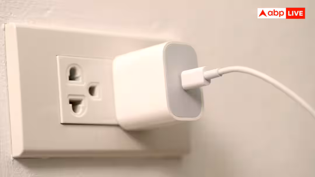 Electricity Bill: आप भी फोन चार्जर प्लग में छोड़ देते हैं? जानें हर साल कितनी होती है बिजली की बर्बादी