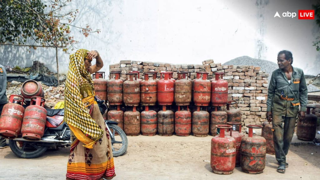LPG Price Hike: तीन महीने में दूसरी बार महंगा हुआ घरेलू सिलेंडर, कांग्रेस, TMC से लेकर सपा का सरकार पर निशाना