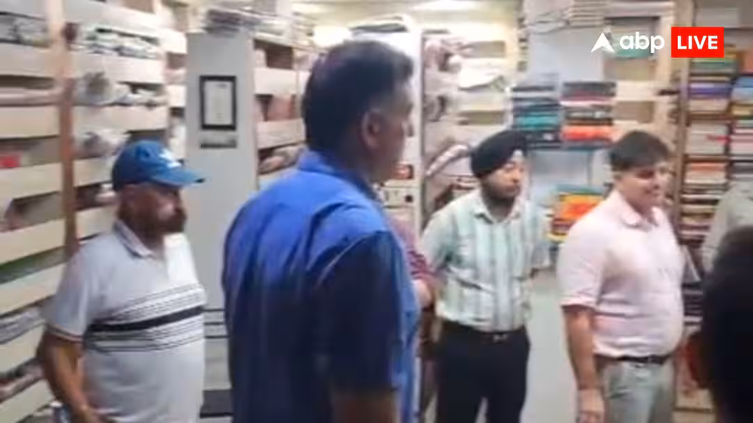 आतंकियों का महिमामंडन करने वाली किताब के मामले में FIR, प्रकाशक के सभी ठिकानों पर छापा
