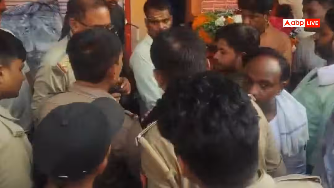 काशी विश्वनाथ मंदिर गेट के बाहर PAC जवान से चली गोली, 3 घायल, बाल बाल बची जान!